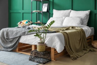 Zielona sypialnia. Jak wykorzystać butelkową zieleń we wnętrzach?