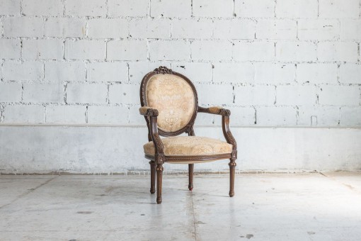 Stare krzesła i ich nowe życie: jak odnowić meble i antyki? Radzimy, gdzie i jak wyszukiwać perełki!