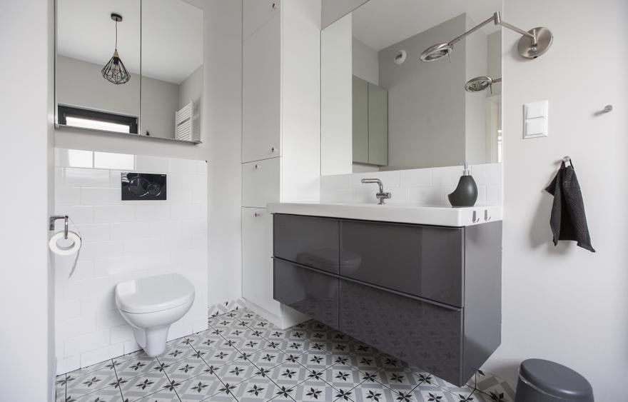 Luksus ma dwie twarze. Materiały łazienkowe, które pokochali architekci 