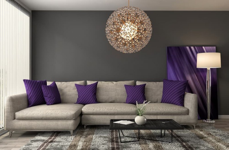salon glamour z sofą i fioletowymi poduszkami