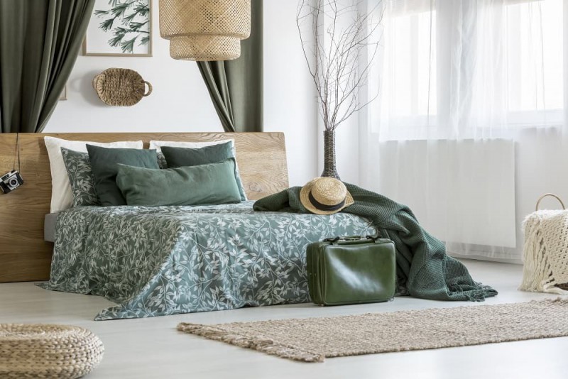 Sypialnia w drewnie z zielonymi dodatkami