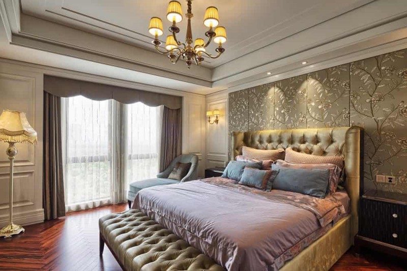 bogato urządzona sypialnia glamour z pikowanym zagł&oacute;wkiem