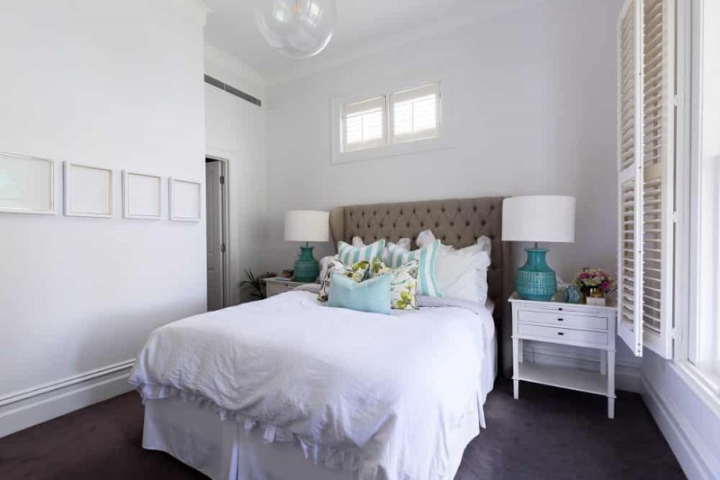 biała sypialnia w stylu hampton