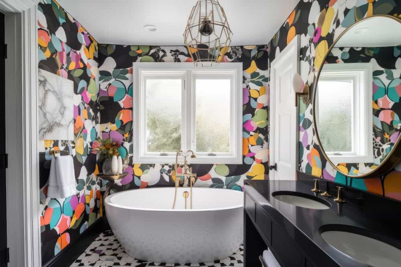 Czarno-biała łazienka z kolorowymi ścianami