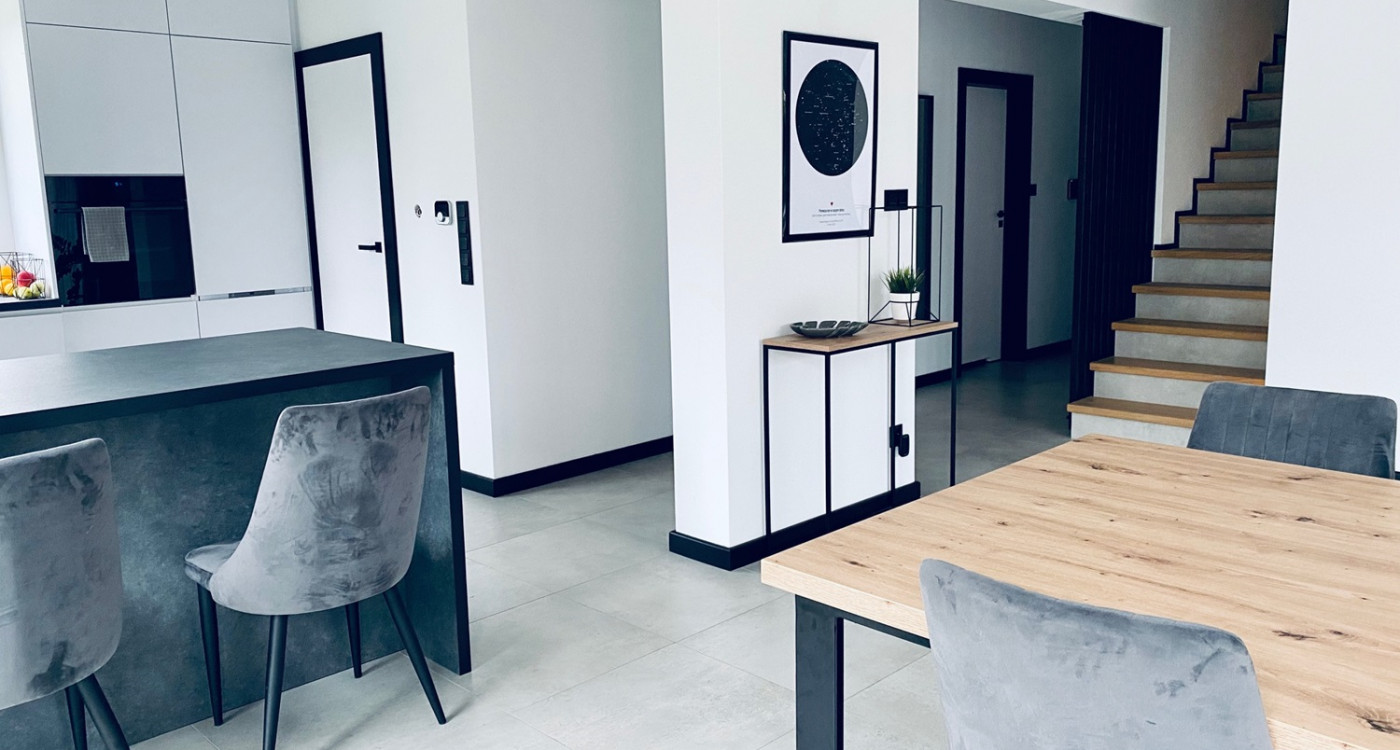 białe drzwi z czarną ościeżnicą