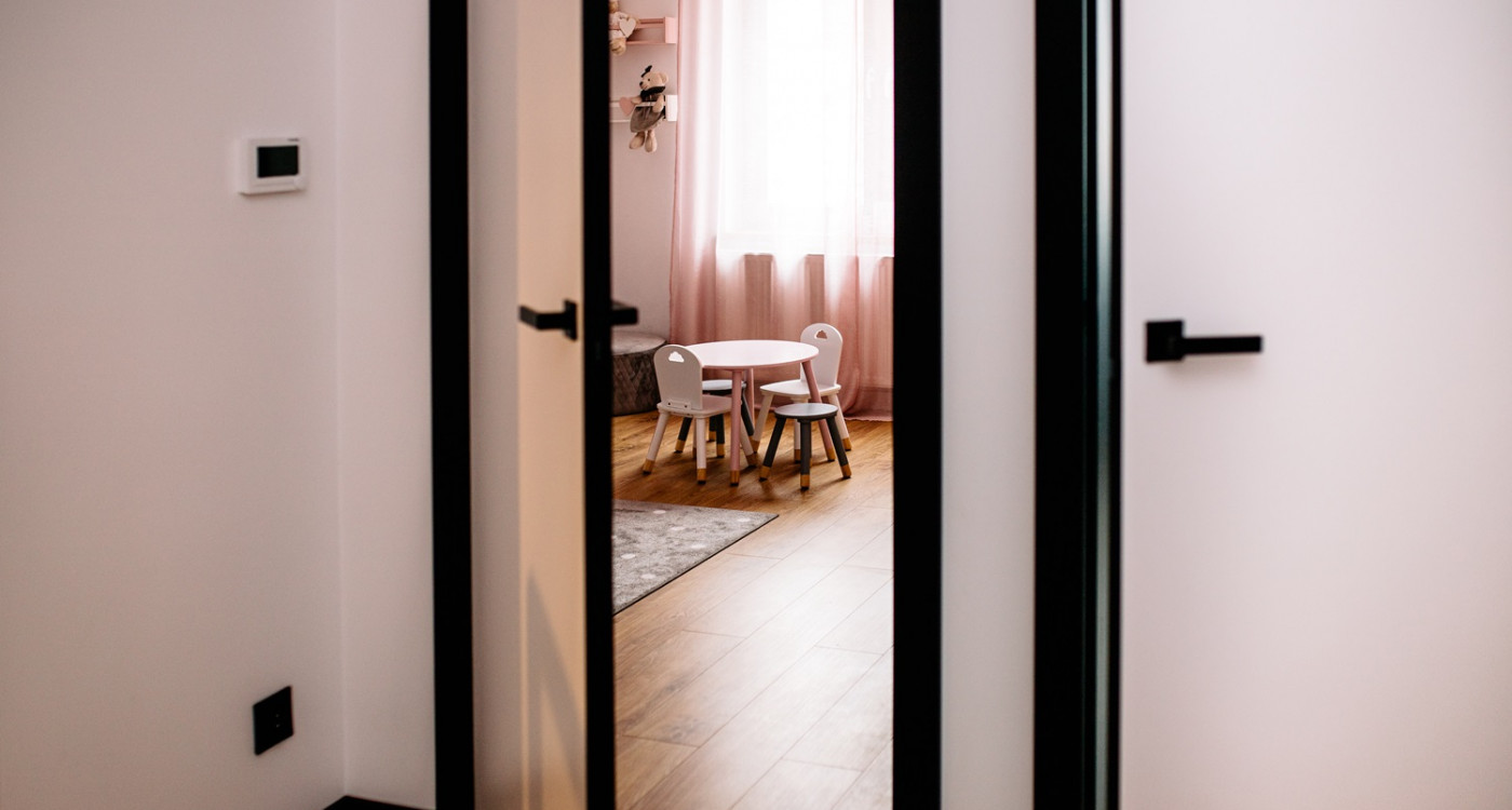 białe drzwi wewnętrzne z czarną oscieznica